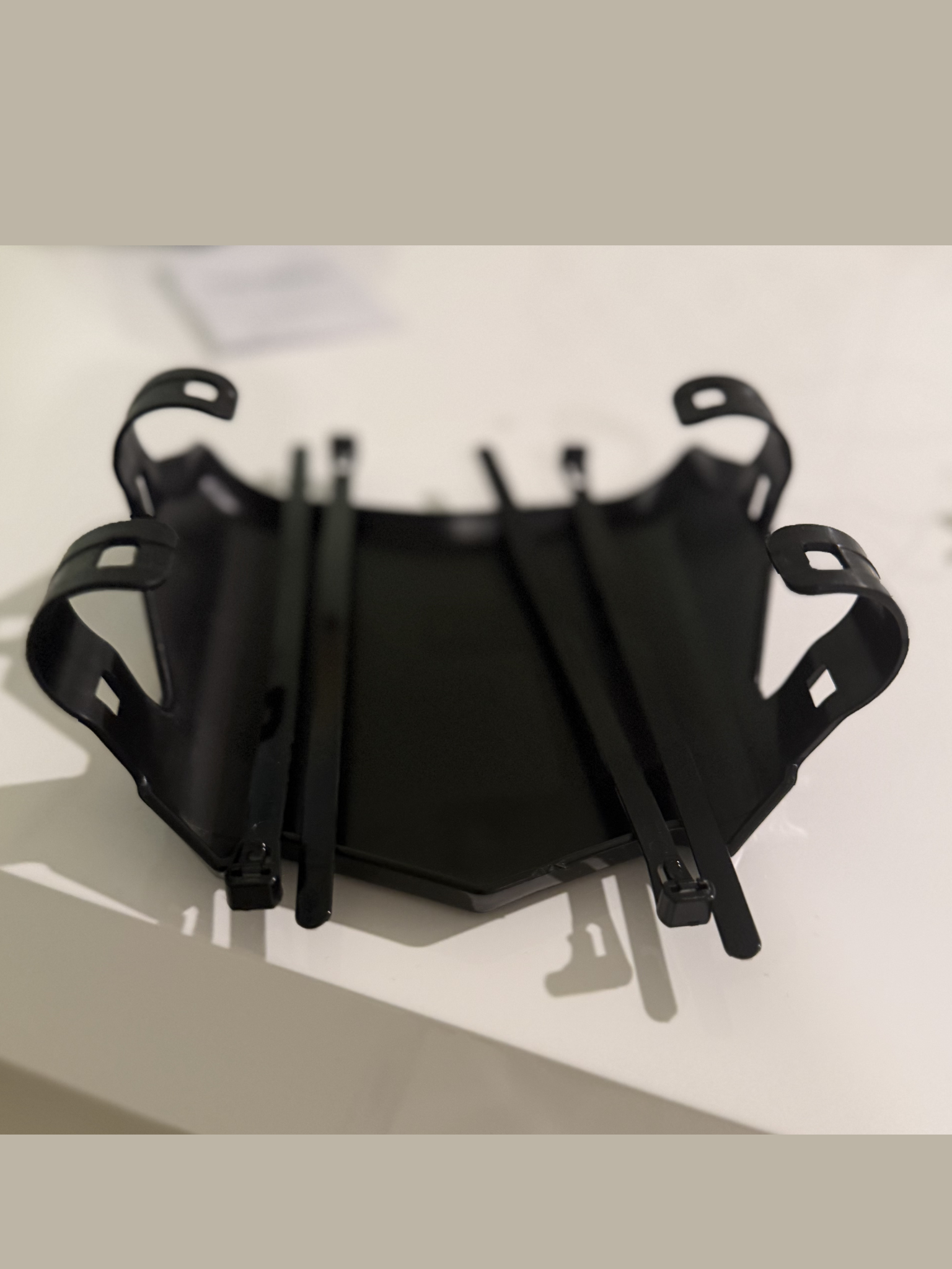 Reflective moto-cuts plate